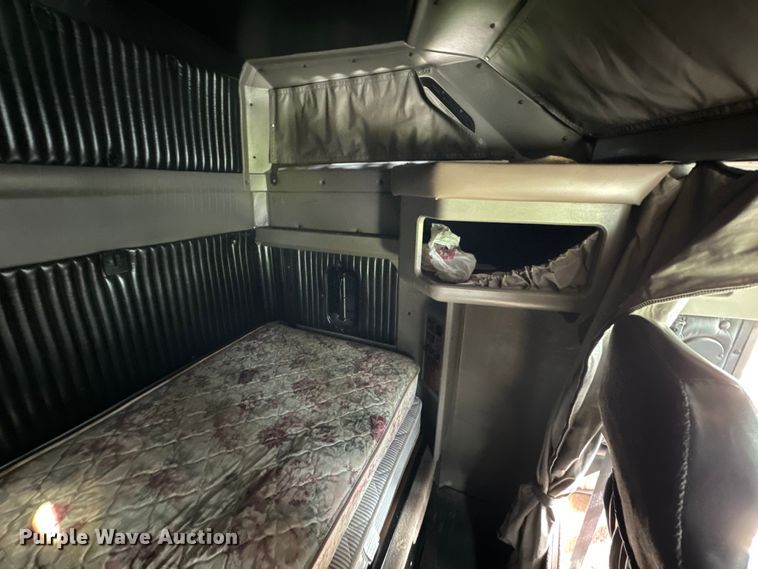 image for item DX0610 2005 Kenworth T600 semi truck