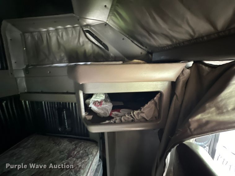 image for item DX0610 2005 Kenworth T600 semi truck