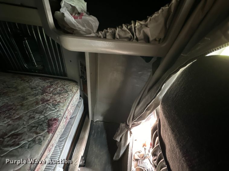 image for item DX0610 2005 Kenworth T600 semi truck