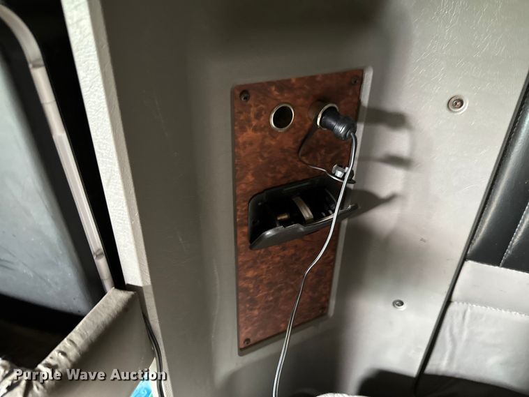 image for item DX0610 2005 Kenworth T600 semi truck