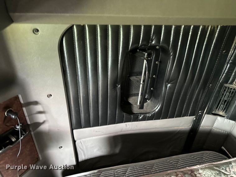 image for item DX0610 2005 Kenworth T600 semi truck