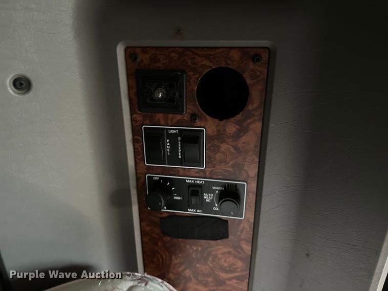 image for item DX0610 2005 Kenworth T600 semi truck