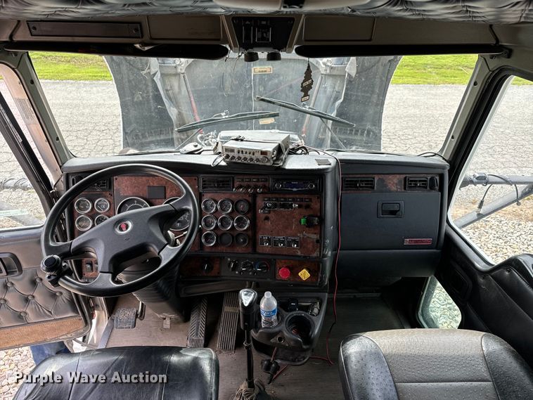 image for item DX0610 2005 Kenworth T600 semi truck