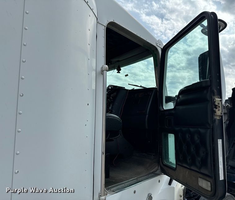 image for item DX0610 2005 Kenworth T600 semi truck