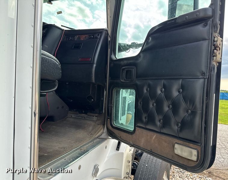 image for item DX0610 2005 Kenworth T600 semi truck