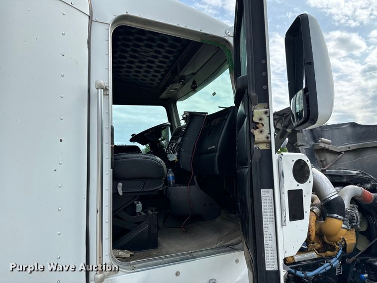 image for item DX0610 2005 Kenworth T600 semi truck