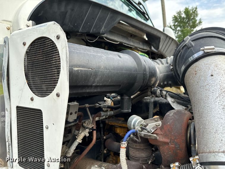 image for item DX0610 2005 Kenworth T600 semi truck