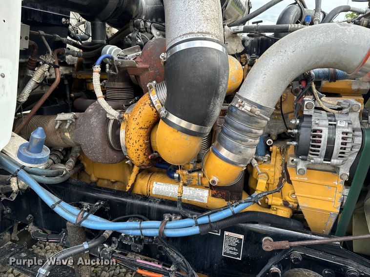 image for item DX0610 2005 Kenworth T600 semi truck