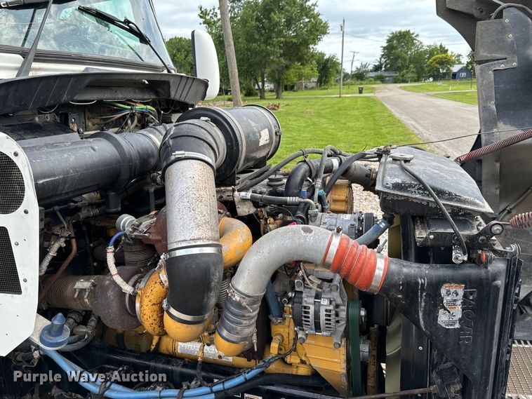 image for item DX0610 2005 Kenworth T600 semi truck