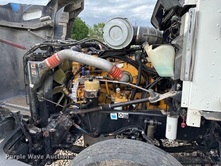 image for item DX0610 2005 Kenworth T600 semi truck