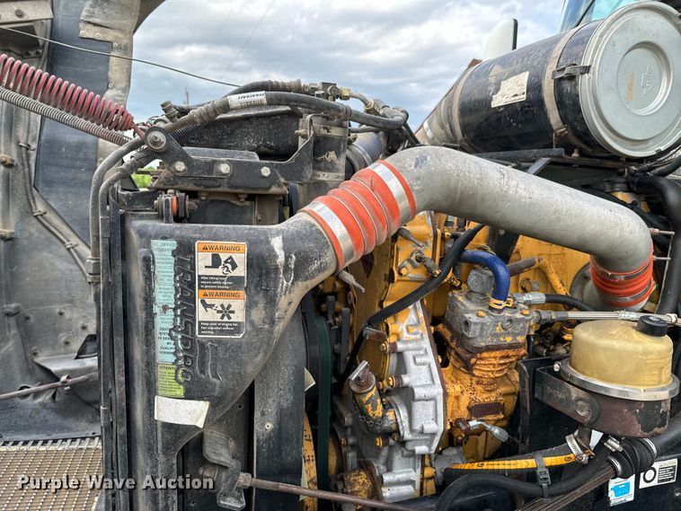 image for item DX0610 2005 Kenworth T600 semi truck