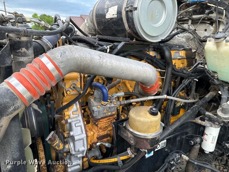 image for item DX0610 2005 Kenworth T600 semi truck