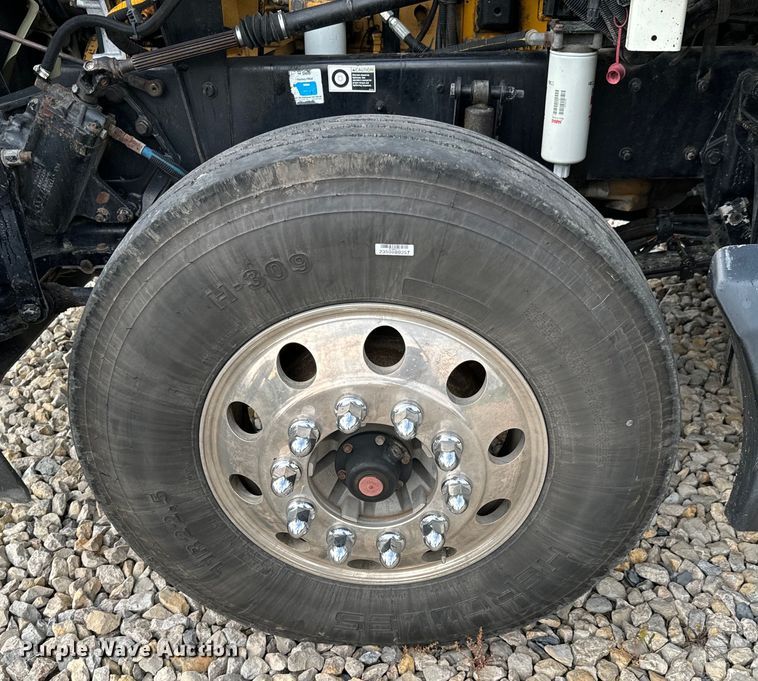 image for item DX0610 2005 Kenworth T600 semi truck