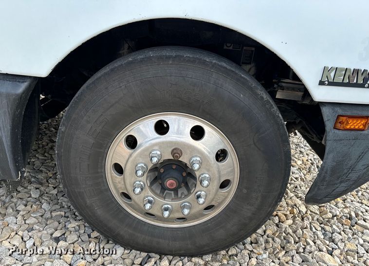 image for item DX0610 2005 Kenworth T600 semi truck