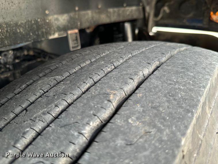 image for item DX0610 2005 Kenworth T600 semi truck