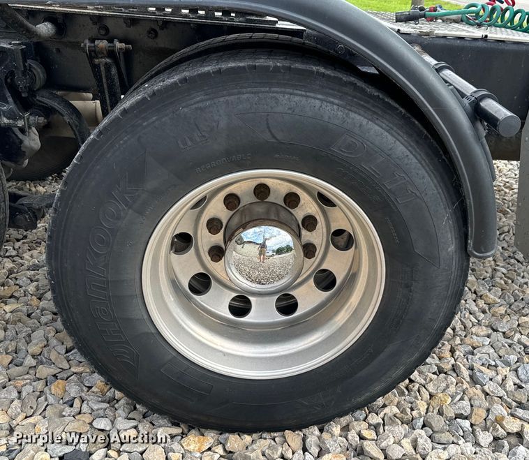 image for item DX0610 2005 Kenworth T600 semi truck