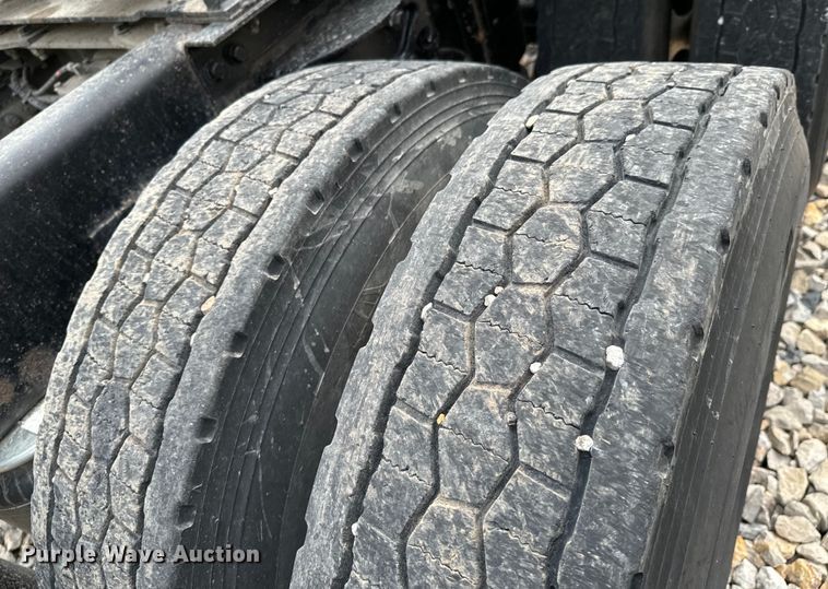 image for item DX0610 2005 Kenworth T600 semi truck