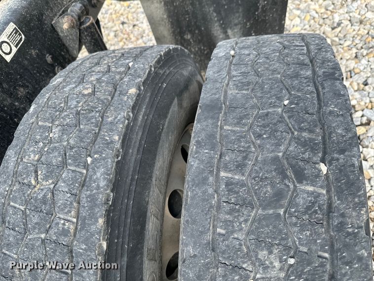 image for item DX0610 2005 Kenworth T600 semi truck