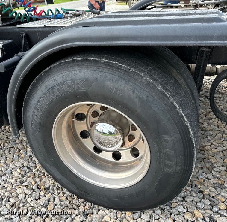 image for item DX0610 2005 Kenworth T600 semi truck