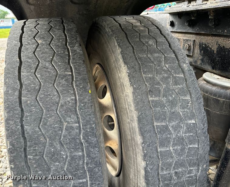 image for item DX0610 2005 Kenworth T600 semi truck