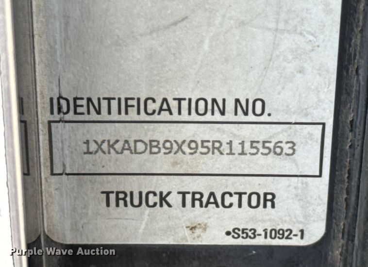 image for item DX0610 2005 Kenworth T600 semi truck