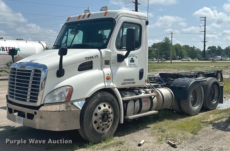 image for item DX0611 2012 Freightliner Cascadia 113 semi truck