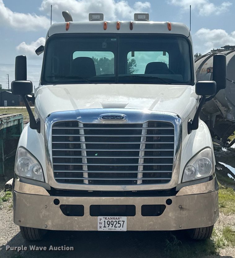 image for item DX0611 2012 Freightliner Cascadia 113 semi truck