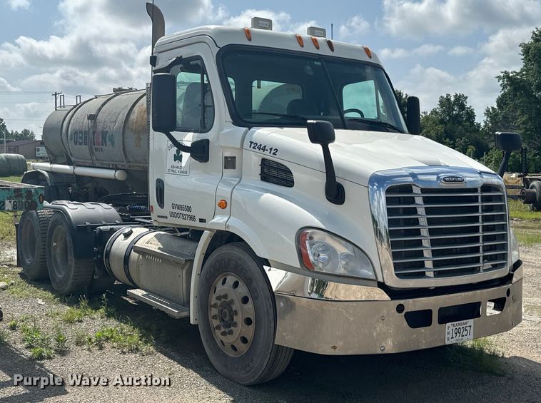 image for item DX0611 2012 Freightliner Cascadia 113 semi truck