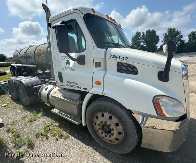 image for item DX0611 2012 Freightliner Cascadia 113 semi truck