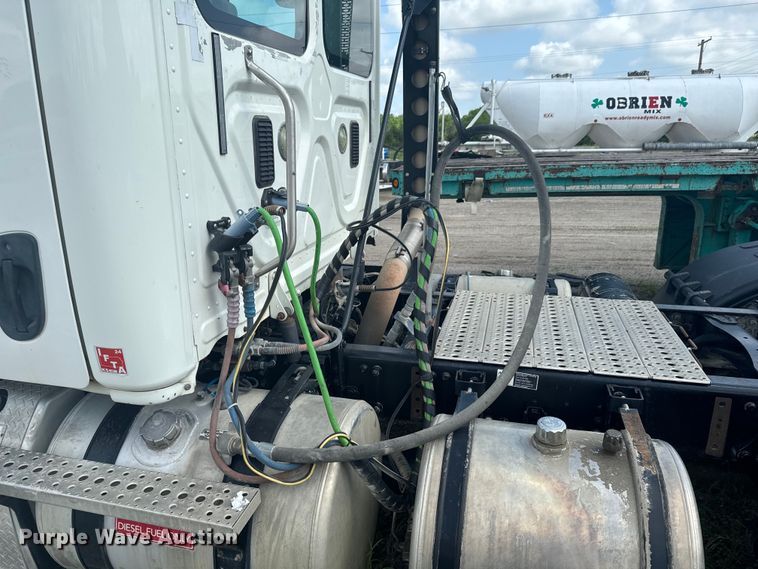 image for item DX0611 2012 Freightliner Cascadia 113 semi truck