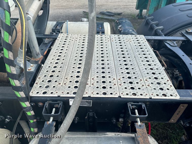 image for item DX0611 2012 Freightliner Cascadia 113 semi truck