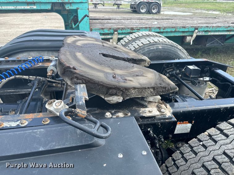 image for item DX0611 2012 Freightliner Cascadia 113 semi truck