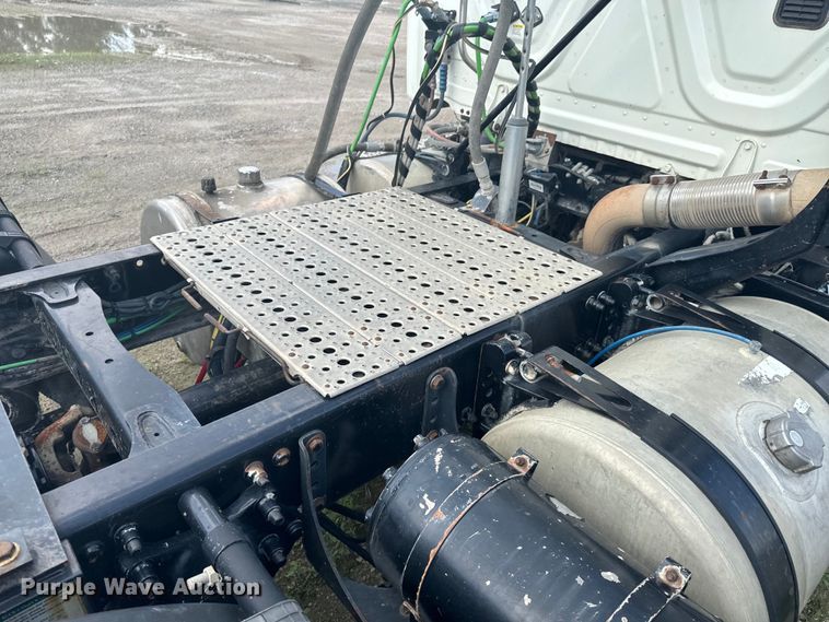 image for item DX0611 2012 Freightliner Cascadia 113 semi truck