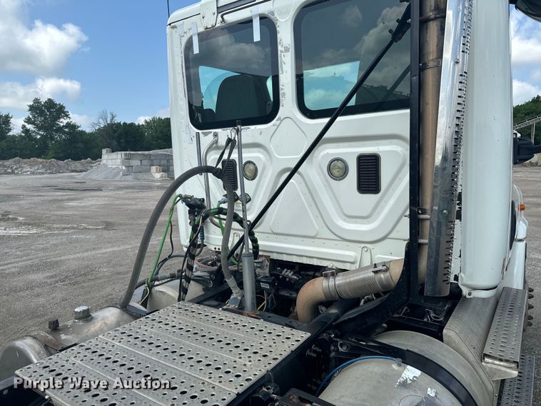 image for item DX0611 2012 Freightliner Cascadia 113 semi truck