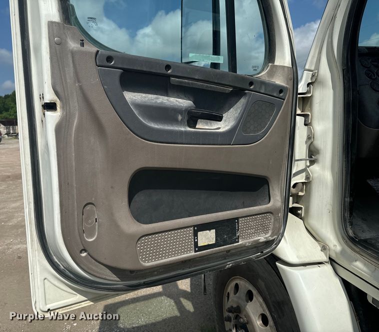 image for item DX0611 2012 Freightliner Cascadia 113 semi truck