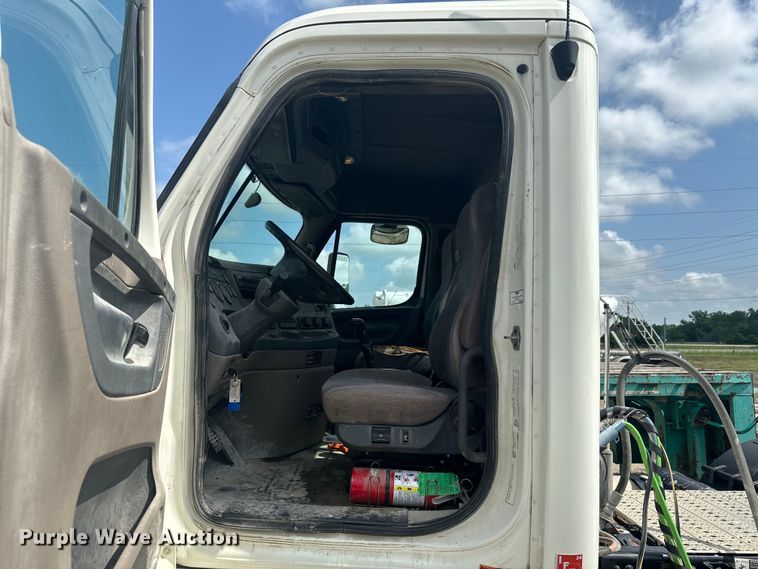 image for item DX0611 2012 Freightliner Cascadia 113 semi truck