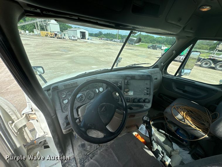 image for item DX0611 2012 Freightliner Cascadia 113 semi truck