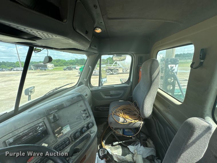 image for item DX0611 2012 Freightliner Cascadia 113 semi truck
