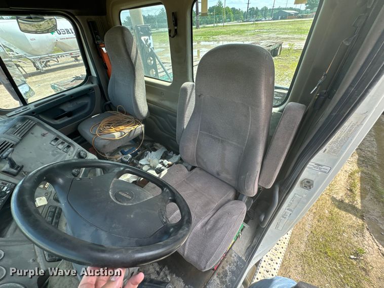 image for item DX0611 2012 Freightliner Cascadia 113 semi truck