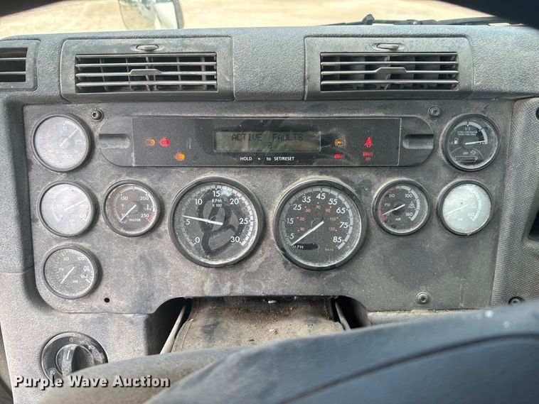 image for item DX0611 2012 Freightliner Cascadia 113 semi truck