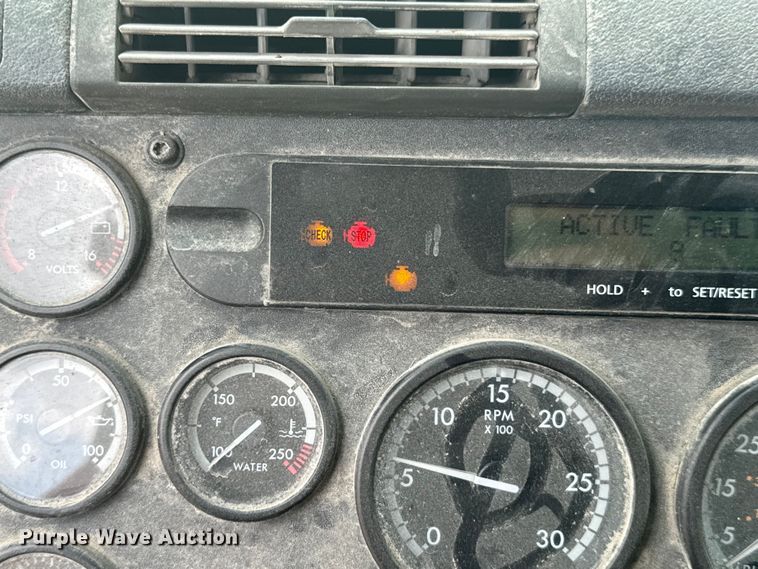 image for item DX0611 2012 Freightliner Cascadia 113 semi truck