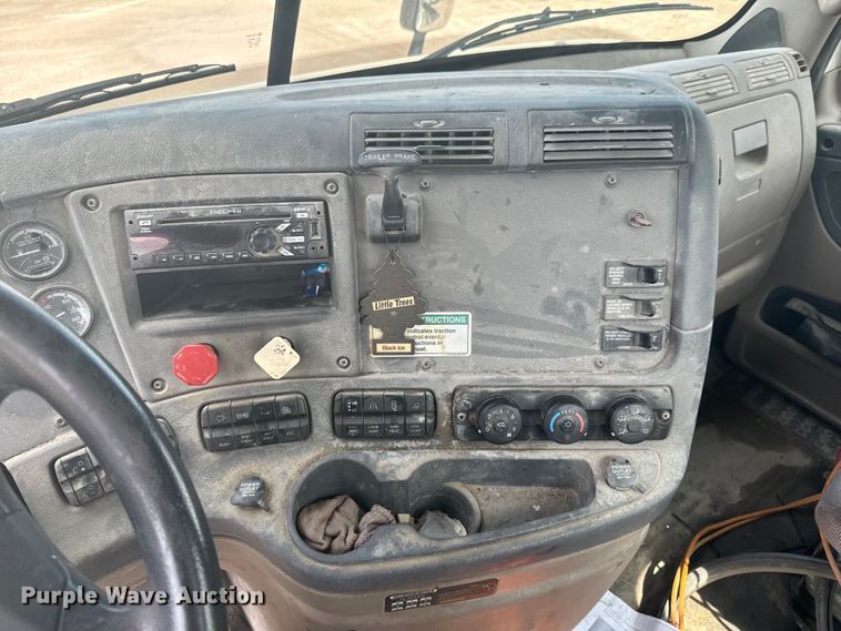 image for item DX0611 2012 Freightliner Cascadia 113 semi truck