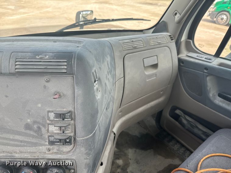 image for item DX0611 2012 Freightliner Cascadia 113 semi truck