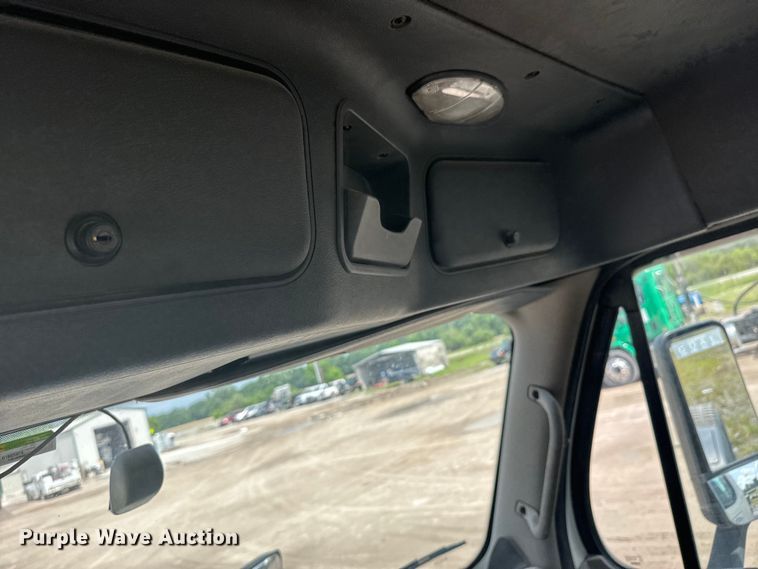 image for item DX0611 2012 Freightliner Cascadia 113 semi truck