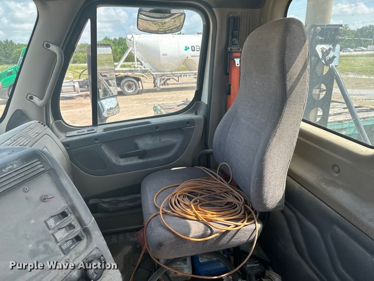 image for item DX0611 2012 Freightliner Cascadia 113 semi truck