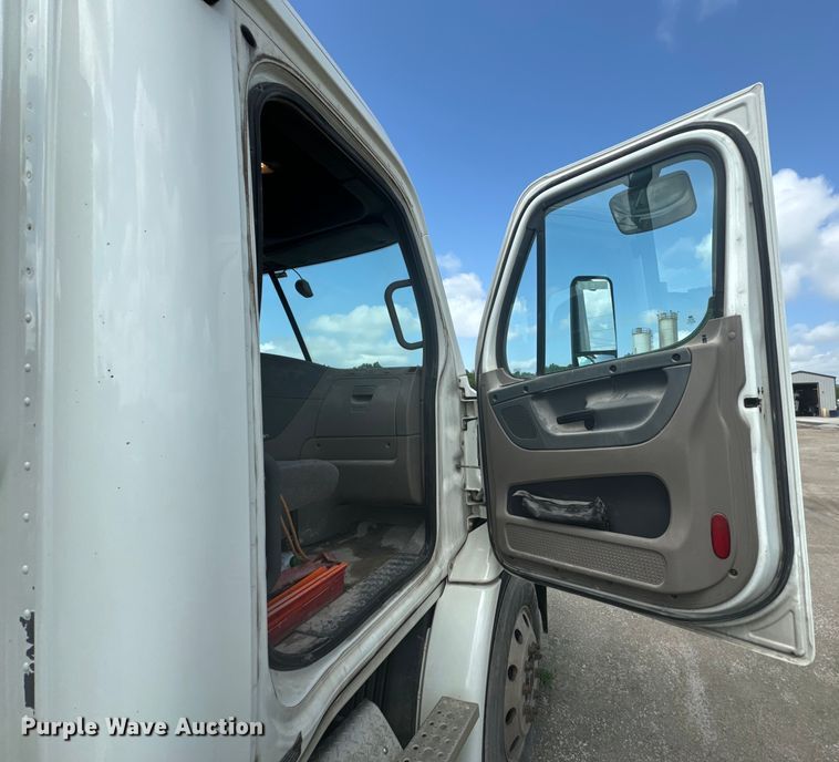 image for item DX0611 2012 Freightliner Cascadia 113 semi truck