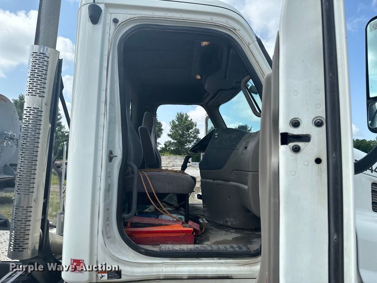 image for item DX0611 2012 Freightliner Cascadia 113 semi truck