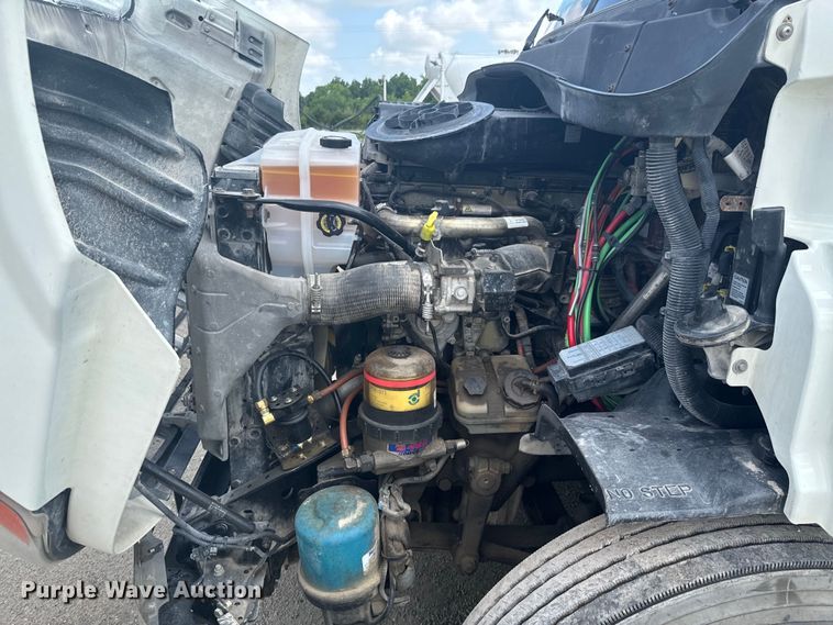 image for item DX0611 2012 Freightliner Cascadia 113 semi truck