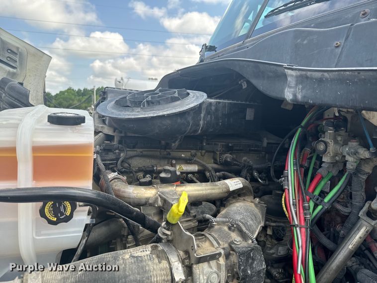 image for item DX0611 2012 Freightliner Cascadia 113 semi truck