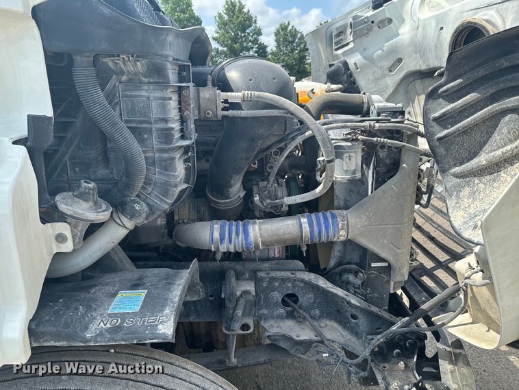 image for item DX0611 2012 Freightliner Cascadia 113 semi truck